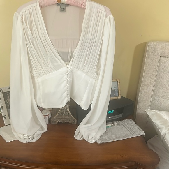 White blouse you can use from work to going out on the town - Picture 1 of 5